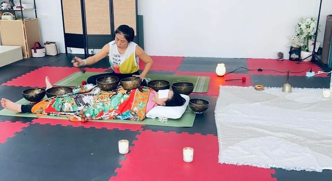 คลาส Sound Bath ผู้เรียนนอนผ่อนคลายล้อมด้วยขันทิเบต